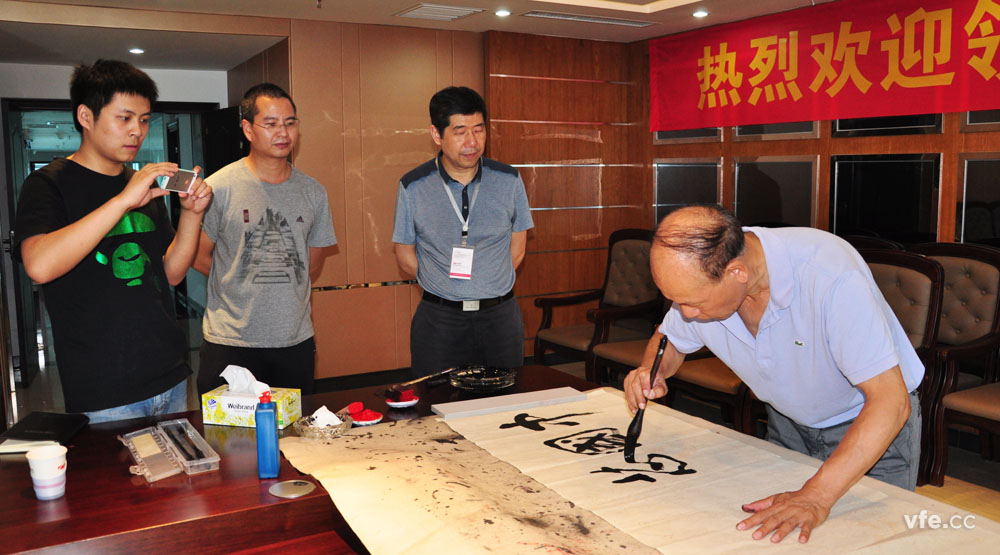 國(guó)防科大原電子科學(xué)與工程學(xué)院政委 為“中國(guó)芯，銀河夢(mèng)”題詞