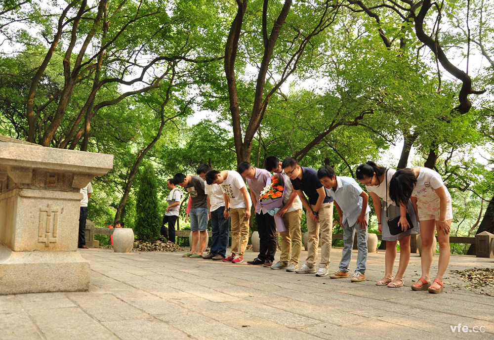 銀河電氣員工祭拜第七十三軍抗戰(zhàn)陣亡將士